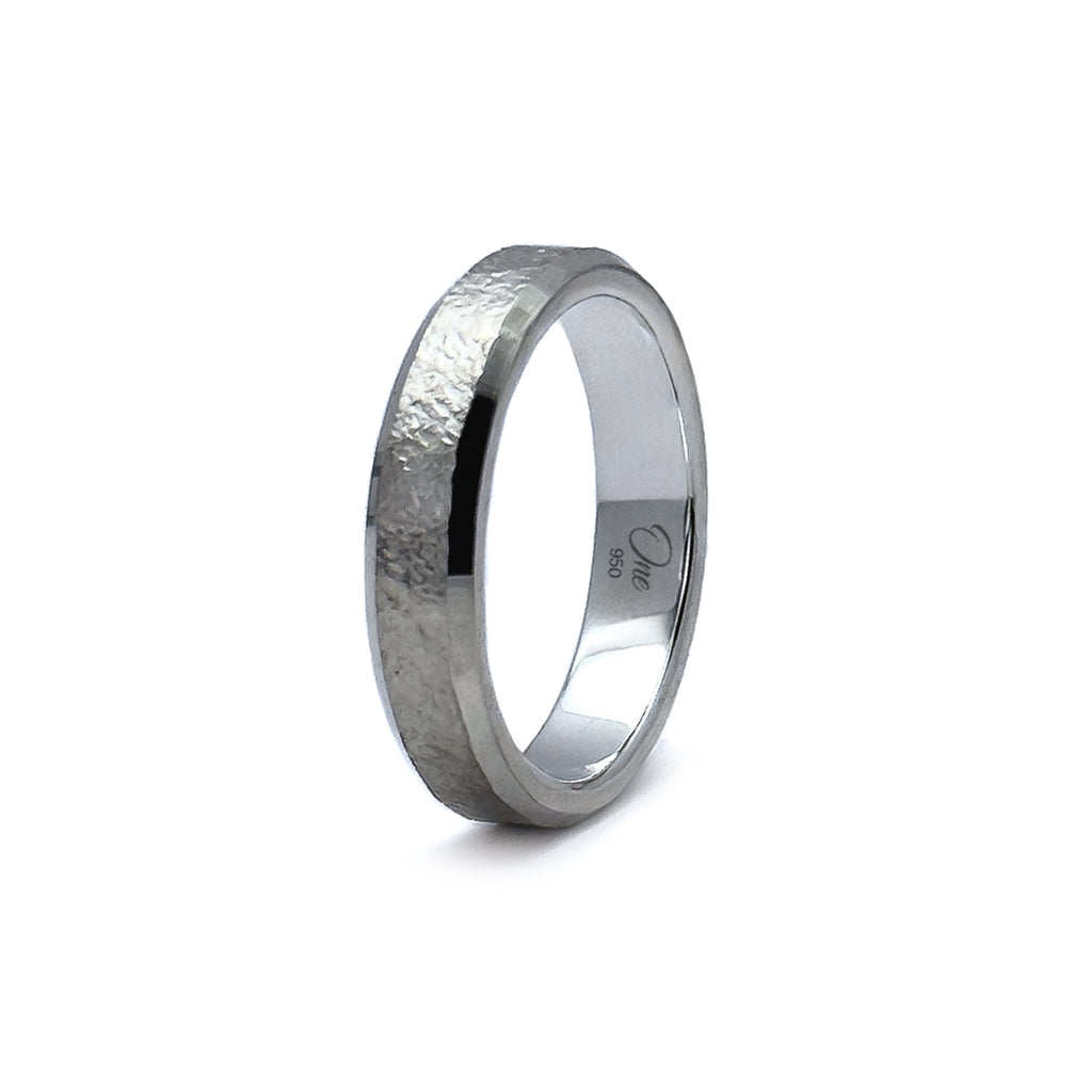 Anillo martillado en plata 950, hecho a mano por One Silversmith