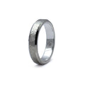 Anillo martillado en plata 950, hecho a mano por One Silversmith