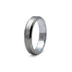 Anillo martillado en plata 950, hecho a mano por One Silversmith