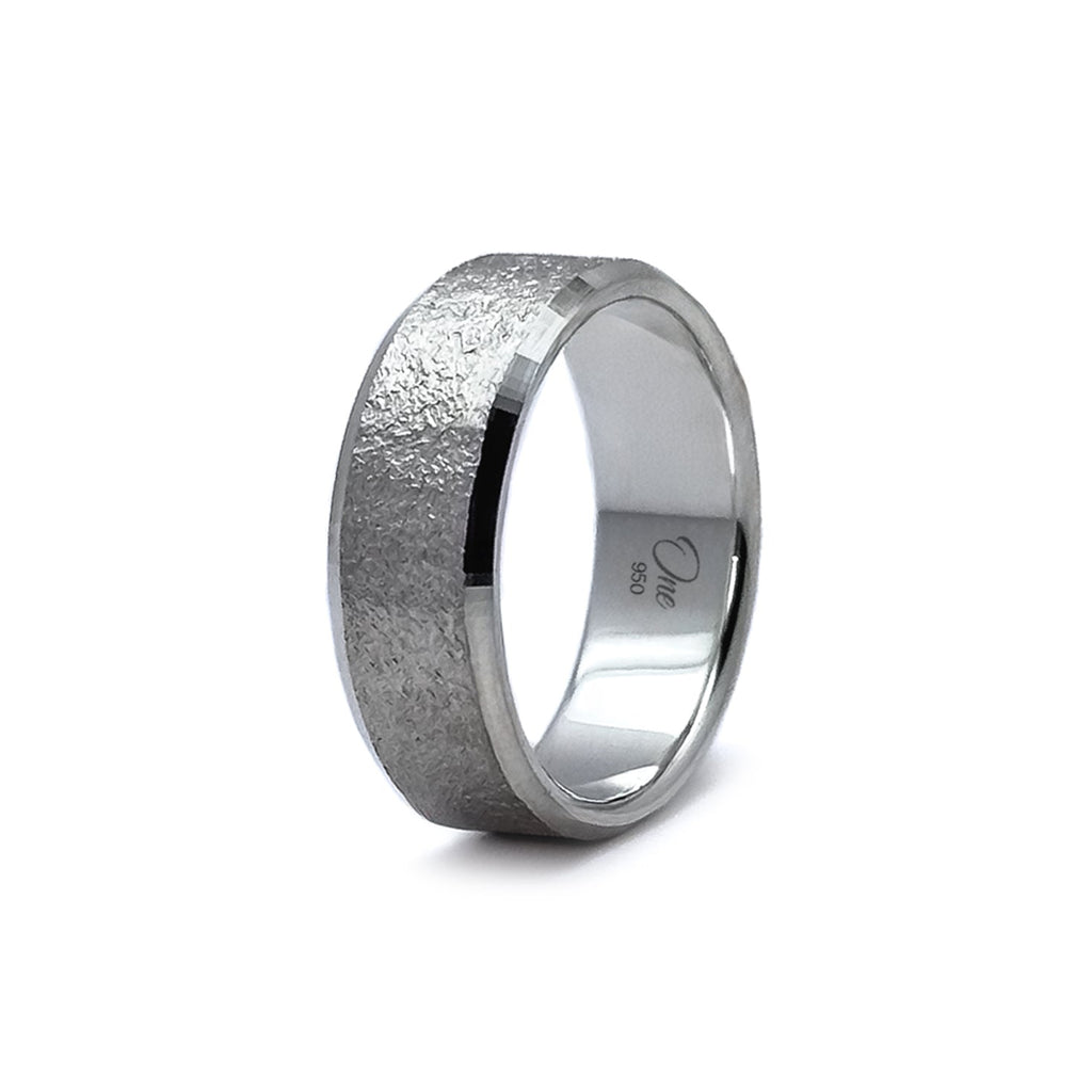 Anillo martillado en plata 950, hecho a mano por One Silversmith