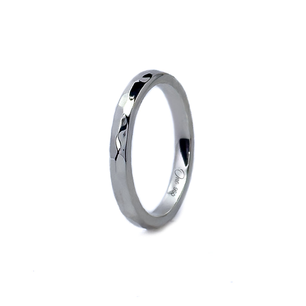 Anillo pulido martillado en plata 950, hecho a mano por One Silvermith