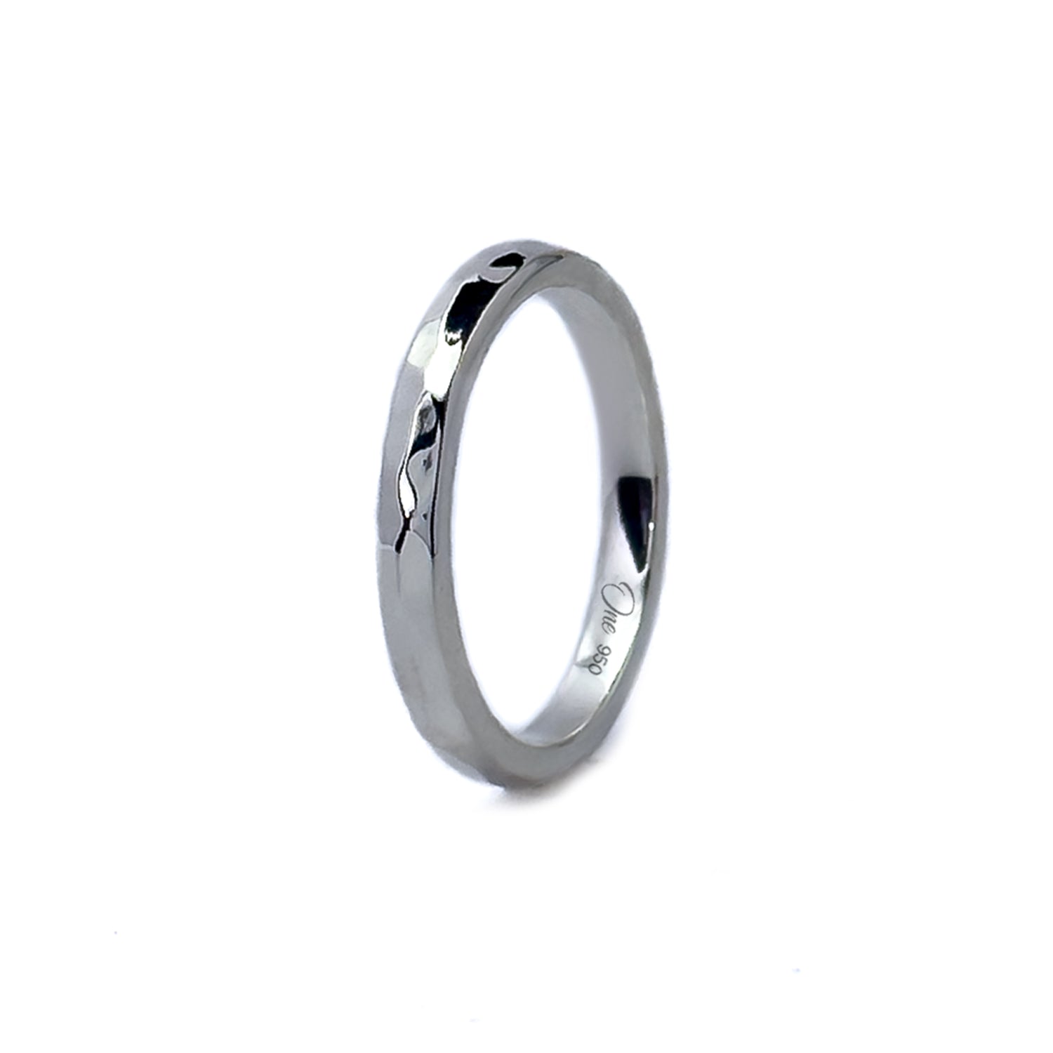 Anillo pulido martillado en plata 950, hecho a mano por One Silvermith