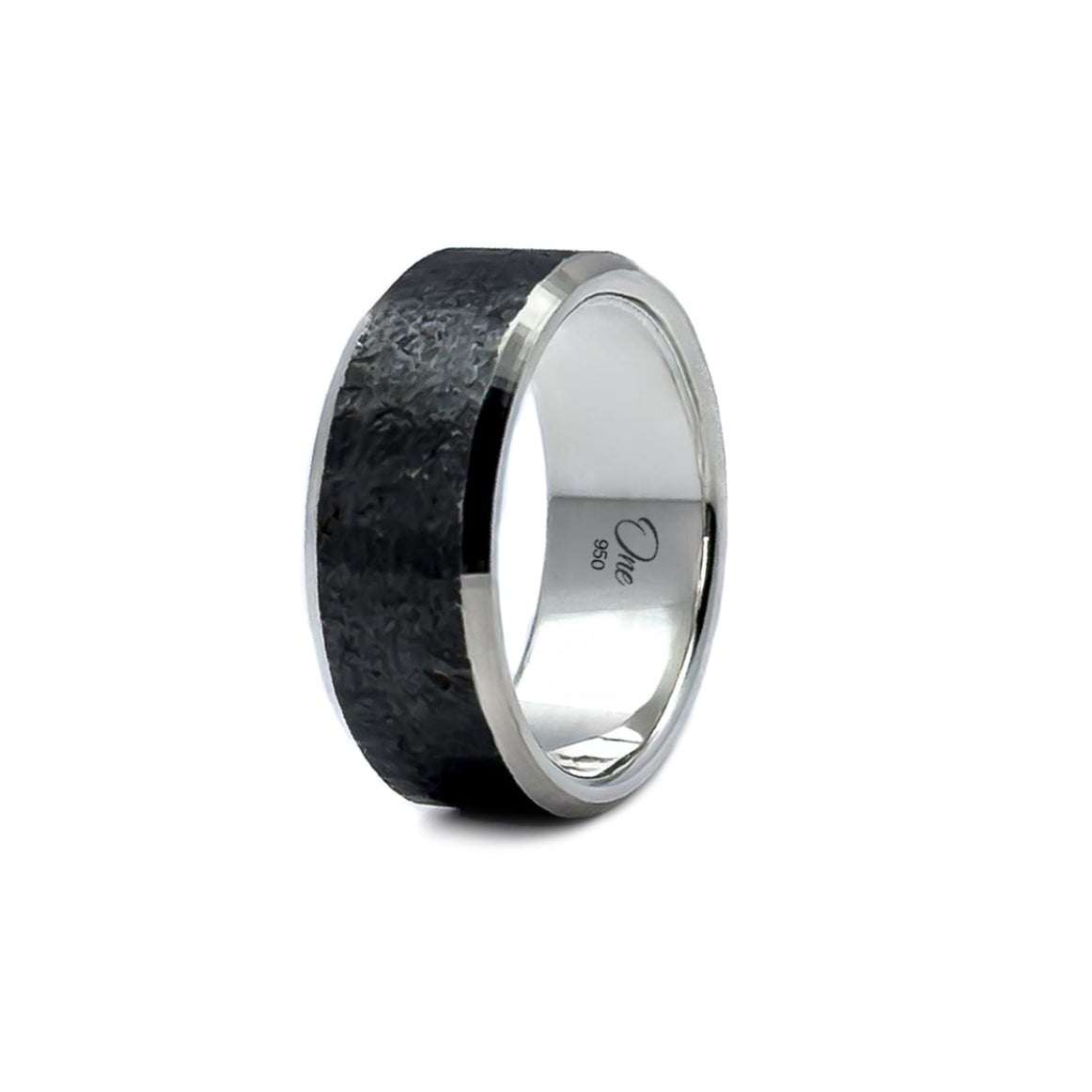 Anillo texturizado en plata 950 y oxidación, hecho a mano por One Silversmith